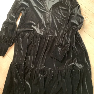 Fin plyschklänning från Part Two - 92 cm från axel till nederkant 52 cm bröstmått Fint skick