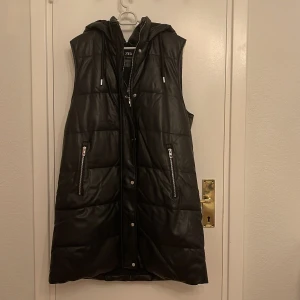 Zara väst jacka  - Jätte fin och i muclet bra skick svart zara väst jacka, stl M, svart färg och silver detaljer. 