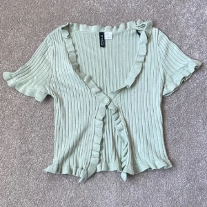 Söt grön topp - Stickad pastell grön topp med volang🫶🏻