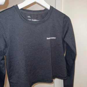 Träningströja peakperformance - Träningströja från peakperformance med en öppning i ryggen, använd nån enstaka gång, storlek xs men som en s