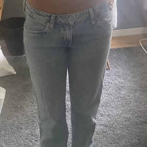 Lågmidjade jeans weekday  - Lågmidjade ljusblå jeans i modellen arrow low straight leg från Weekday. Storlek W25🩷(Lånade bilder) byxorna är lite för små för mig 🩷 Bra skick!!