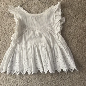 Vit blus  - En galet vacker blus med så fina detaljer. Säljer bara för att den är för liten för mig!❤️