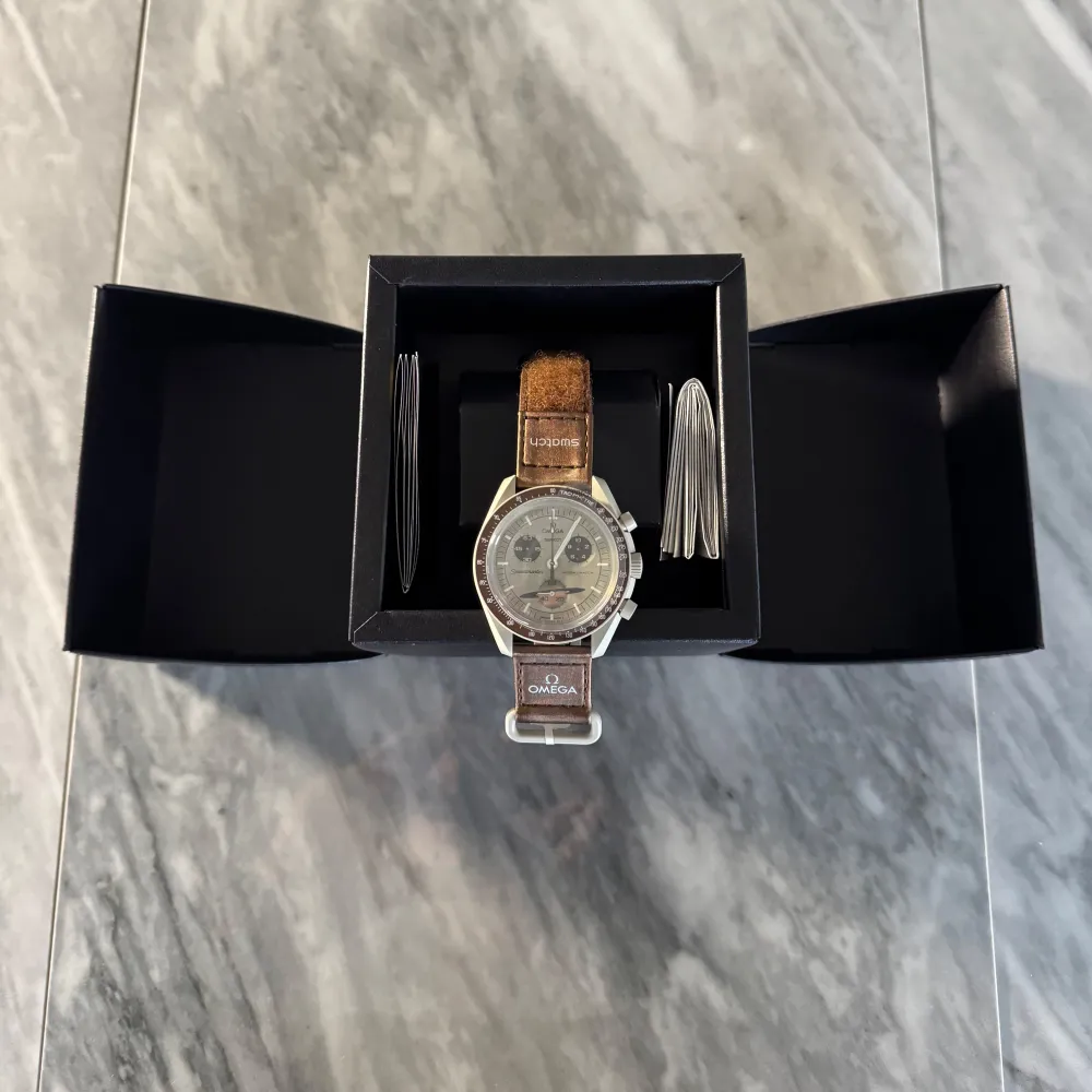 Omega X Swatch klocka  |  Helt oanvänd  | Ingår: Alla tillbehör från köp, inklusive kvittot  |  One-size  -   Skriv till oss om du har frågor 📩. Accessoarer.