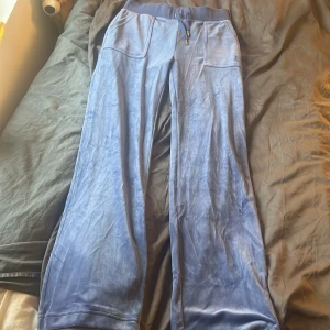 Blåa juicy byxor  - Säljer då jag inte längre använder dom. Lite slitet nere vid fötterna annars inte slitet! Köpte 2022 för 1200kr.