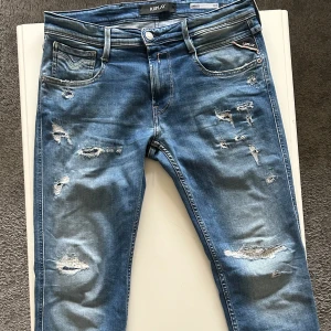 Replay Jeans  - Säljer ett par riktigt snygga Replay Jeans med storlek W30 L32. Använt riktigt sparsamt och inga defekter!   Priset är inte hugget i sten⚡️