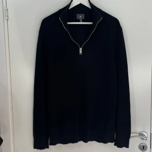 H&M Half-Zip Tröja - H&M Half-Zip Svart Tröja. I nyskick utan defekt. Storlek M. Nypris är runt 349 kr. Skickar alltid samma dag eller nästa dag. Skriv för mer information eller frågor.