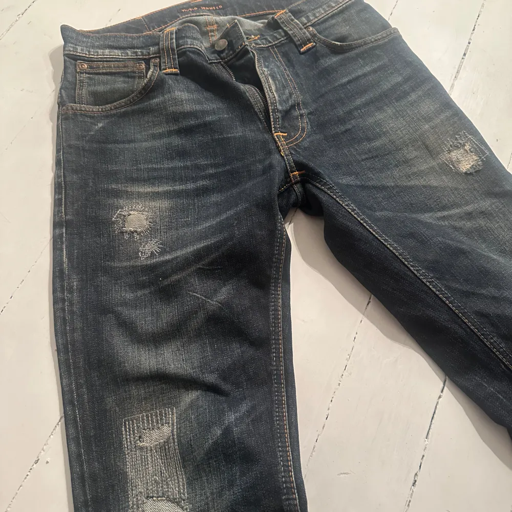 Ett par riktigt riktigt schyssta jeans från Nudie med coola slitningar .modellen Thinn Finn  . W29 L34 Fint skick, köp för endast 699kr🤝. Jeans & Byxor.