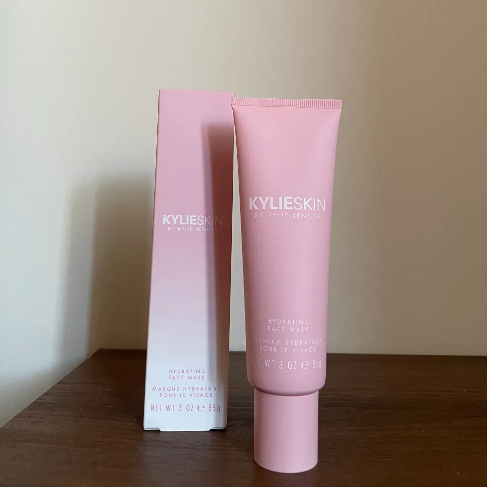 Hydrating Face Mask 85 g från Kylie by Kylie Jenner. Oanvänd och plomberad 🥰. Skönhet.