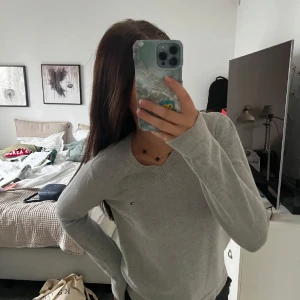 Grå stickad tröja - Grå stickad tröja från Tommy Hilfiger i bra skick