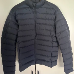 Uniqlo dunjacka - Tja. Säljer en dunjacka från uniqlo i storlek M pga ångrat köp då den var för kort. Köpte för ca en månad sedan och då jag inte kunde lämna tillbaka jackan vill jag sälja den. Har använt den ca 4-5 gånger så den är som ny. Nypris 899kr. 