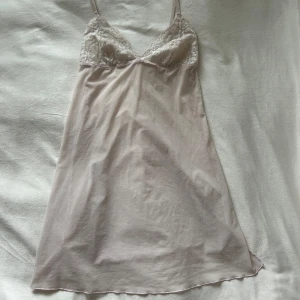 Ljusrosa nattlinne med spets - Jätte söt och fint nattlinne i ljusrosa som är i storleken XS-S, bra skick och har justerbara band🌸