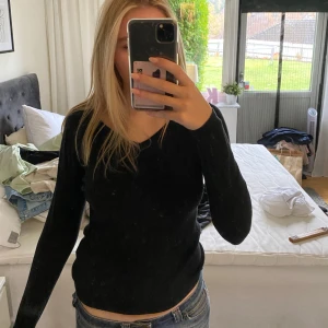 Svart tröja från GANT - Säljer en stilren svart tröja från GANT i storlek XS. Tröjan har en v-ringad design och är perfekt för både vardag och fest. Materialet känns mjukt och bekvämt. 💞