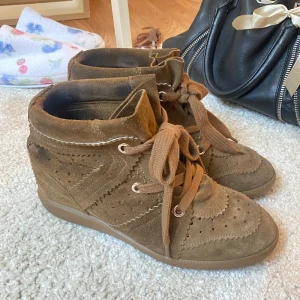 ISABEL MARANT BOBBY💖💖 - intressekoll på mina isabel marant bobby's i taupe!💖så snygga till höst och vinter o passar till allt🍂🫶köpta på vestaire collective i våras o använda därav låga priset, så bekväma att gå i💕