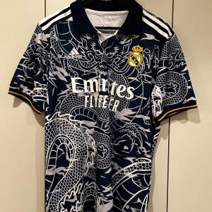 Riktigt fräscht Real Madrid kit i storlek M, aldrig använt  