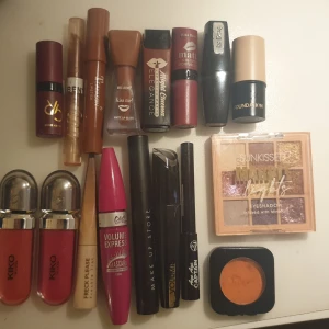 Blandat med smink - Sminksortiment med olika produkter, bland annat läppstift, mascara, ögonskugga och foundation.Några är använda några är helt nya Allt möjligt skriv vid intresse inget är över 80