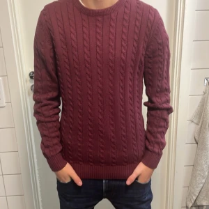 Stickad bondelid tröja  - Säljer denna feta bondelid tröjan för endast 349kr nypriset ligger runt 800kr skick 10/10 Mvh luxury 