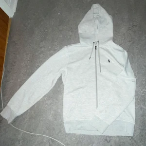 Ralph Lauren zip - Grå Ralph Lauren zip säljer för att den inte passar 