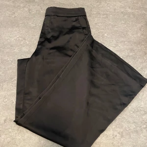 Silkes kostymbyxor  - Kostymbyxor utsvängda  Silkes material 