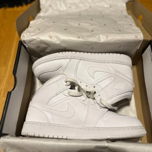 AIR JORDAN 1 mid ( GS ) VITA - Tjena, säljer mina gamla snygga Jordans som nu har växt ur. Jag har använt dem nån gång men dom ser ut som nya då jag städade dem efter jag använde dem. Undrar om någon är sugen att köpa och dma om ni är intresserade eller vill ha några mer detaljer.