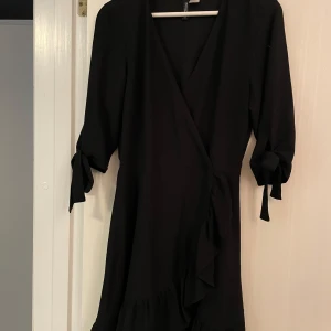 Svart klänning  - En kort sommarklänning  Svart  Luftigt tyg  