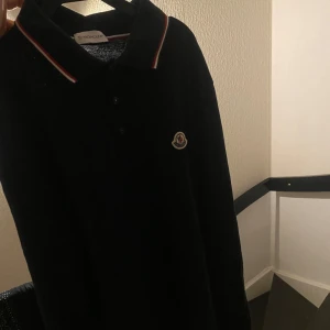 Moncler Pike - Säljer nu denna riktigt snygga moncler Piken som är långärmad. riktigt bra skick, skulle säga 10/10. Köpt på NK 2021. Storlek M men sitter mer som S. skriv för fler bilder eller frågor