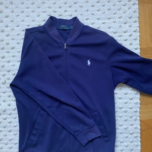 Ralph lauren zip up - 🔵🔵Säljer denna jätte fina Ralph lauren ”cardigan” i färgen marinblå🔵🔵 skick 9/10. Finns det frågor eller funderingar så är det bara att höra av sig!