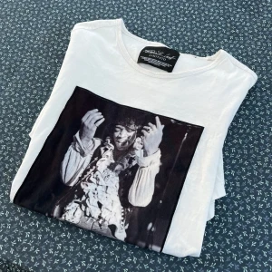 Limitatio t-shirt  - Riktigt fet limitato t-shirt i bra skick! Hittar inga defekter på den. Storlek S. Box medföljer! Köpt för 1700. Mitt pris 399