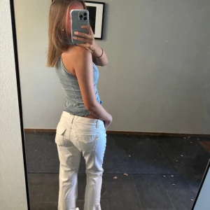 Vita utsvänga jeans - Inga defekter. Är 165 cm lång. Storlek s 