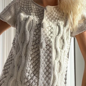 Söt kofta - Så söt och unik beige kortärmad kofta!! Älskar!!