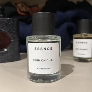 Essnce High on Chai - Säljer en flaska Essnce High on Chai Eau de Parfum. Den har en stilren och enkel design med en genomskinlig glasflaska och svart kork. Perfekt för dig som älskar doften av chai och vill ha något unikt i din parfymkollektion. Endast testat några sprut.
