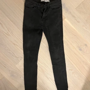 Svarta super skinny jeans - Säljer ett par svarta skinny jeans i stretchigt material. Perfekta för både vardag och fest! 🖤