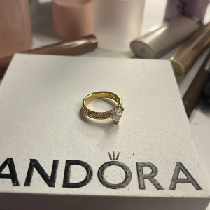 Pandora ring  - Knappt använd Pandora ring💗 Säljs pga  att den inte kommer till användning❤️  Tar emot bud🥰