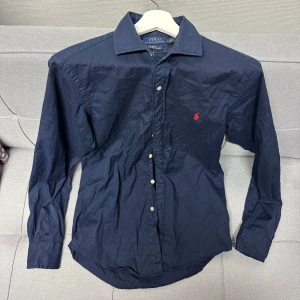 Mörkblå skjorta från Polo Ralph Lauren - Stabil mörkblå skjorta från Polo Ralph Lauren i storlek S. Använd men i bra skick. 