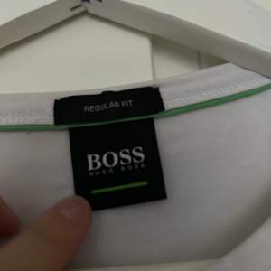 En vit hugo boss t shirt med subtilt tryck. Relativt använd men inga 