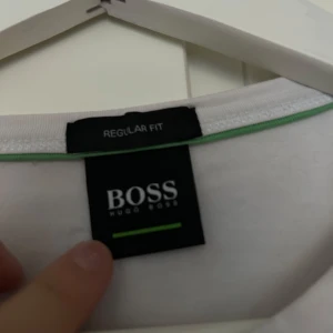 Hugo Boss T-shirt - En vit hugo boss t shirt med subtilt tryck. Relativt använd men inga "skador" så att säga. Bekvämt material.🫶🏻