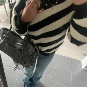 Grey leather bag - Grey leather citybag💓 In very good condition except one of the line on zippers is missing but doesn’t affect on closing the bag. Otherwise like new! Feel free to make offers💓🙏