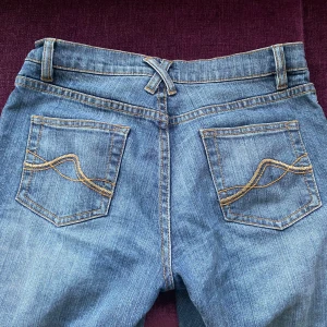 Vintage bootcut jeans - Ett par jätte snygga bootcut street one vintage jeans i storlek W26 L32