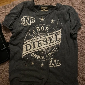Vintage Diesel T-shirt  - Super snygg vintage Diesel T-shirt🎸trycket ser slitet ut men så som jag förstår det så är det en design tillläggning:) 