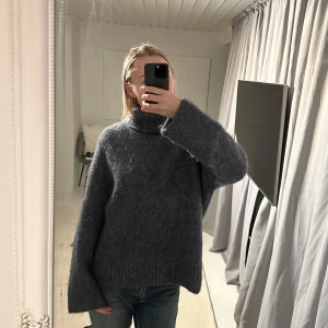 Stickad tröja  - Mörkgrå stickad tröja💌💌 ( har en lagning på axeln, sista bilden)