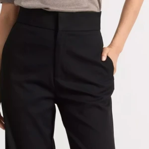 Svarta kostymbyxor Lykke från Lindex  - Snygga svarta kostymbyxor med hög midja och en elegant, rak passform! Väldigt bekväma. 