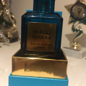 Neroli Riviera Eau de Parfum - Säljer en elegant flaska Neroli Riviera Eau de Parfum, 80 ml. Flaskan är i en lyxig blå färg med en gyllene etikett. Perfekt för den som älskar fräscha  dofter. Passar både till vardags och speciella tillfällen. En doft som verkligen sticker ut!