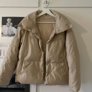 Pufferjacket i fakeläder - Puffarjacka i skinn imitation, super fin men har nästan aldrig kommit till användning. Den har två rymliga fickor och stängs med knappar. Den är varm, tjock och så mysig till vintern🥰