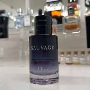 Sauvage parfym från Dior - Säljer en elegant sample av Dior Sauvage parfym.  Perfekt för den som vill ha en fräsch och maskulin doft. Passar både till vardags och fest. Flaskan är i gott skick och redo att användas. 🌟