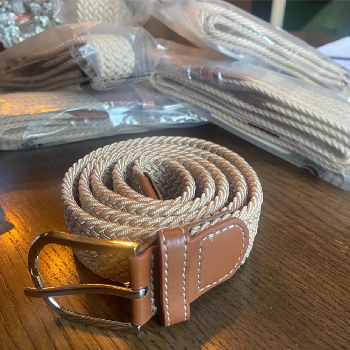 Beige flätat bälte med brunt läder gratis armband 