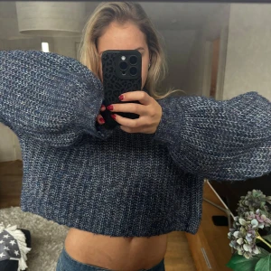 Stickad tröja  - Cool stickad tröja med krage och puffärmar, marinblå