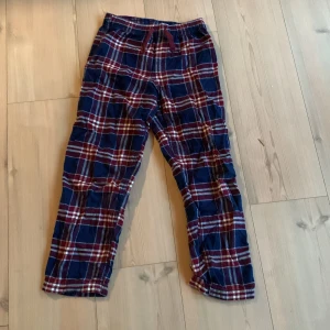 Pyjamasbyxor - Strl 134/140.  Fint skick. 100% bomull.