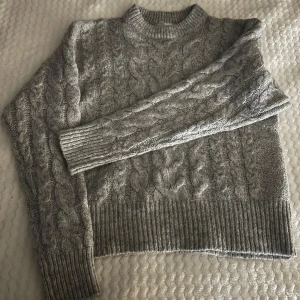 grå stickad - säljer denna fina stickade tröjan från GinaTricot! perfekt nu i vinter då den är varm med skönt stickat material. använt några få gånger, precis som ny🫶🏼  orginalpris 500kr om ni har några frågor eller önskemål om bild med plagget på så hör av er!💗