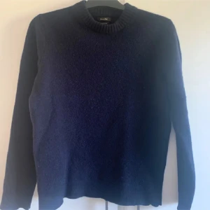 Mörkblå tröja från Massimo Dutti - Säljer en stilren och mysig mörkblå tröja från Massimo Dutti. Den är perfekt för kyliga dagar med sin mjuka och varma känsla. Tröjan har långa ärmar och en klassisk rund halsringning. Passar både till vardags och lite finare tillfällen. Ett måste i garderoben för höst och vinter!