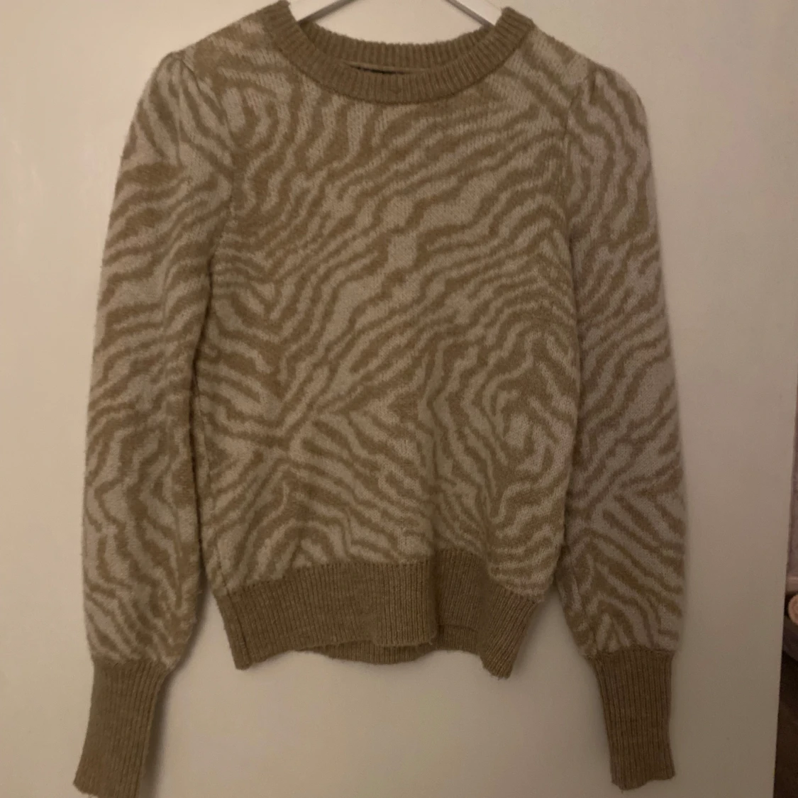 Beige och vit zebramönstrad tröja från Vero Moda