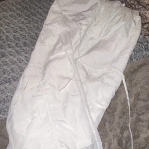 Byxor  - Jätte coola byxor som är oversized, aldrig använt. Inte genomskinliga, storlek S/M